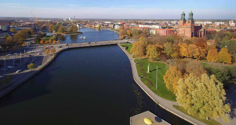 en drönarbild över Eskilstuna med klosters kyrka, Eskilstuna ån en solig höstdag.